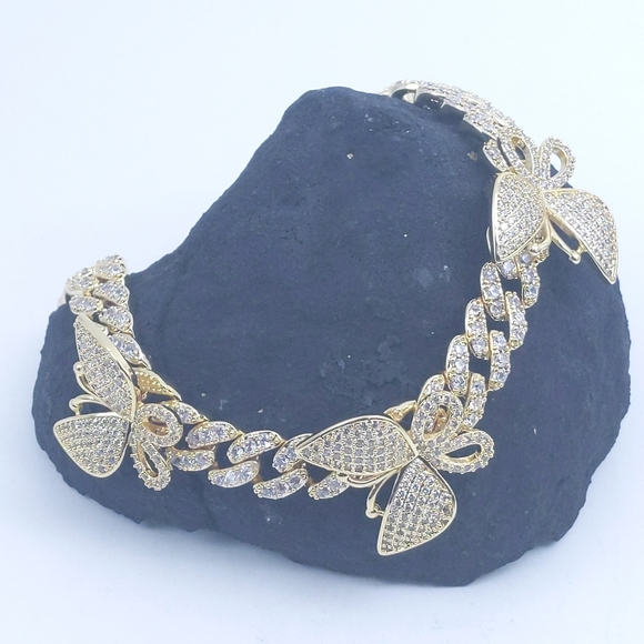7" x 10mm Gold Butterfly Bracelet - Picture 3 of 8